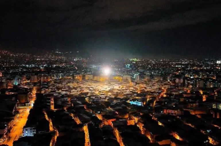 Nilüfer’de gelişi güzel atılan havai fişekler geceyi aydınlattı, binlerce kuşun hayatını kararttı