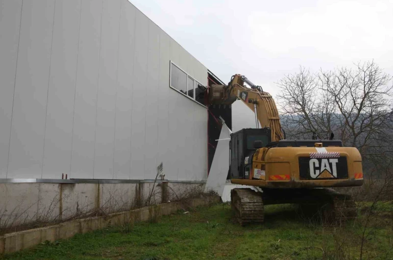 Nilüfer’de iki kaçak iş yeri yıkıldı 