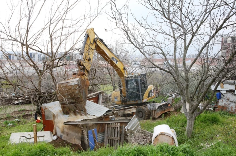 Nilüfer’de kaçak barakalar yıkıldı 