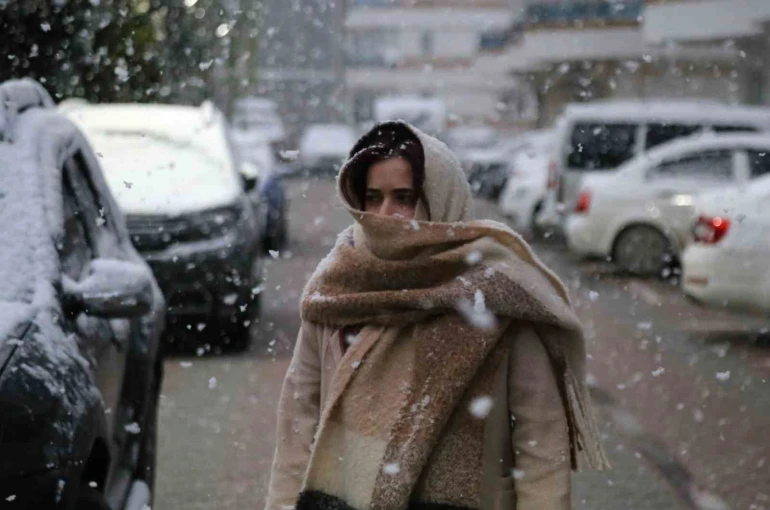 Nisan ayında lapa lapa kar yağışı: Kent merkezini beyaza bürüdü 