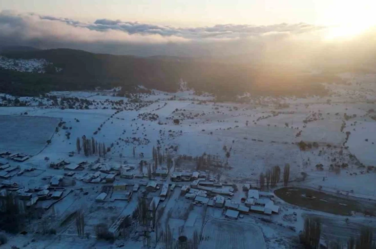 Nisan yağan kar mahalleyi beyaz örtü ile kapladı 