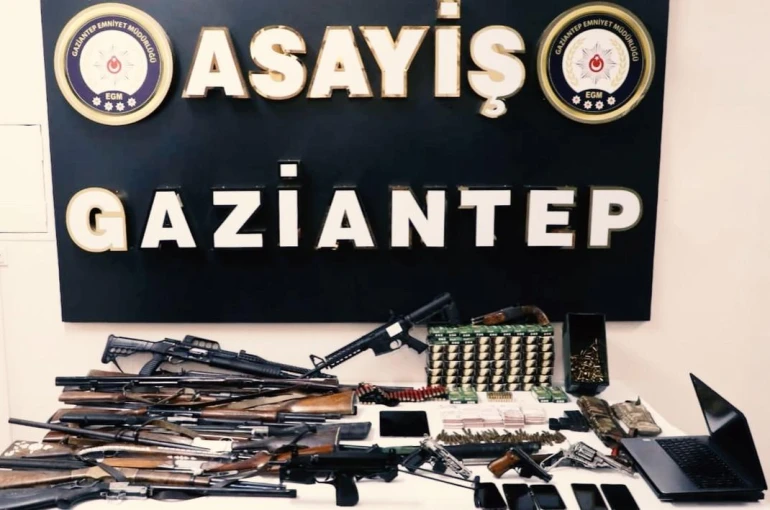 Nitelikli dolandırıcılık operasyonunda 25 ruhsatsız silah ele geçirildi