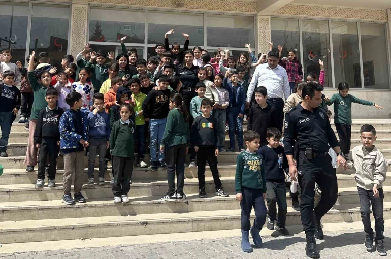 Nusaybin’de polis ile öğrenciler arasında yürek ısıtan görüntü 