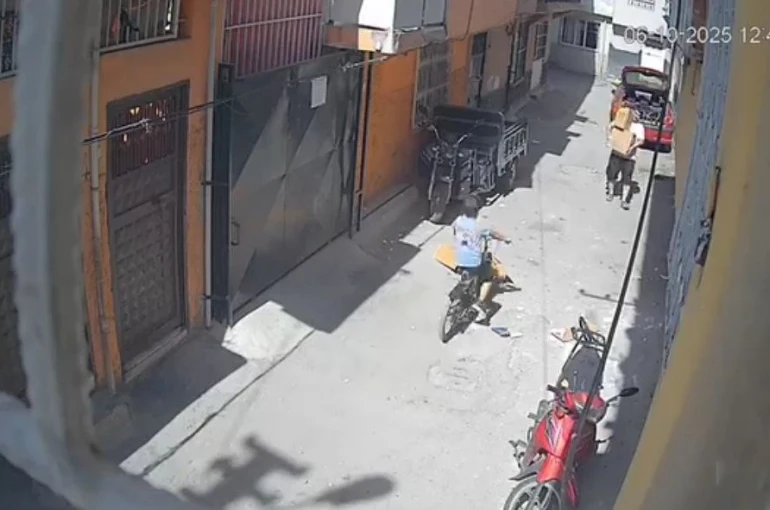 O anlar kamerada: Sokakta üzerine karton örten çocuk ölümden döndü