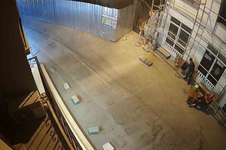 O anlar kamerada: Uyuyan bekçinin cep telefonunu çaldı