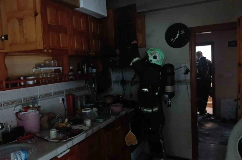 Ocakta unutulan fritöz itfaiyeyi alarma geçirdi 