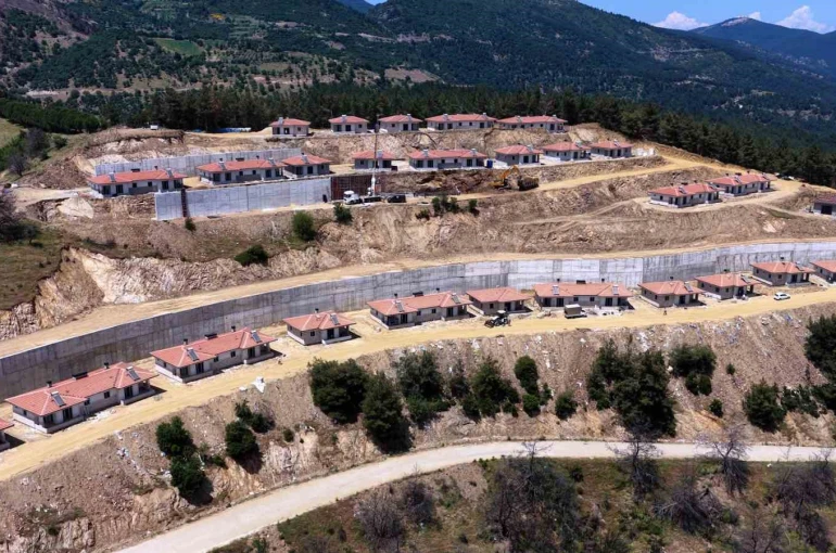 Ödemiş’te yangında zarar gören konutlar yeniden yapılarak sahiplerine teslim ediliyor