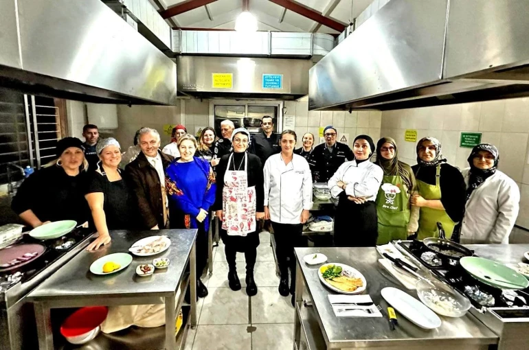 Ödüllü şef, Çeşme’de yeni aşçılar yetiştiriyor 