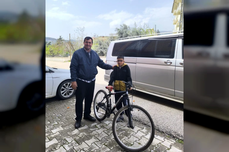 Ödülünü depremzede çocuğa hediye etti 