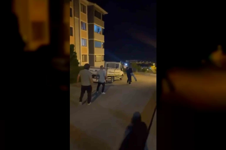 Oğluna mesaj attığını iddia ettiği genci sokak ortasında darp etti
