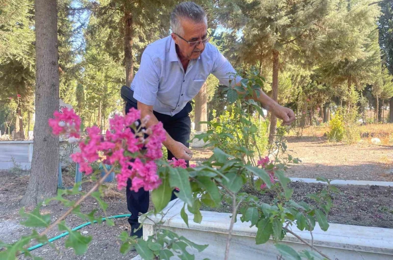 Oğlunu kaybettikten sonra ömrünü adadığı mezarlığı adeta parka dönüştürdü 