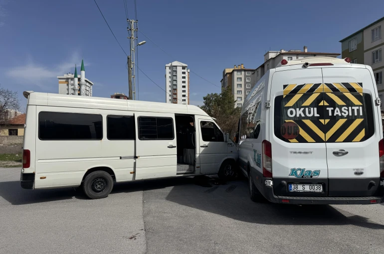 Öğrenci ile rehabilitasyon servisinin çarpışmasıyla 5 kişi yaralandı