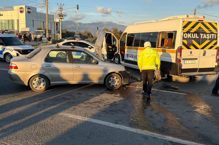 Öğrenci servisi ile otomobil çarpıştı: 7 yaralı