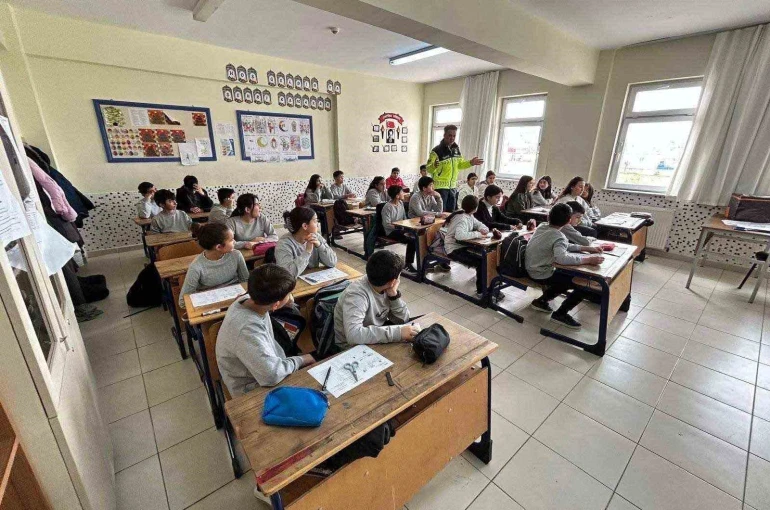 Öğrenci ve öğretmenlere trafik eğitimi verildi