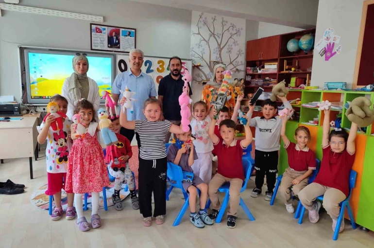 Öğrenci, veli ve öğretmen iş birliğiyle atık ipler rengârenk oyuncaklara dönüştü