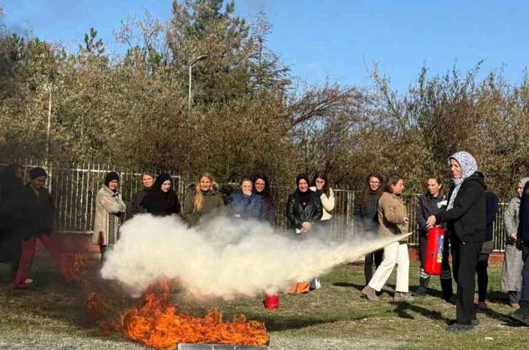 Öğrenci yurdu personeline uygulamalı yangın eğitimi 