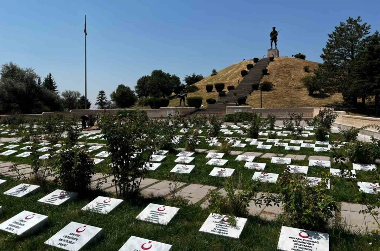 Öğrenciler 510 şehit mezarının taşını okul atölyesinde yapıp mezarları yenilediler