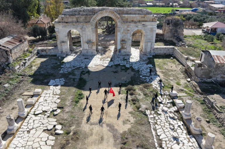 Öğrenciler Anvarza’da zeybek oynadı 