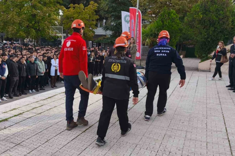 Öğrenciler, deprem tatbikatını başarıyla tamamladı