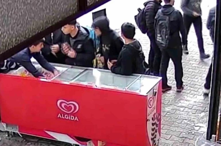 Öğrenciler dondurmaları montlarına gizleyip çaldı 