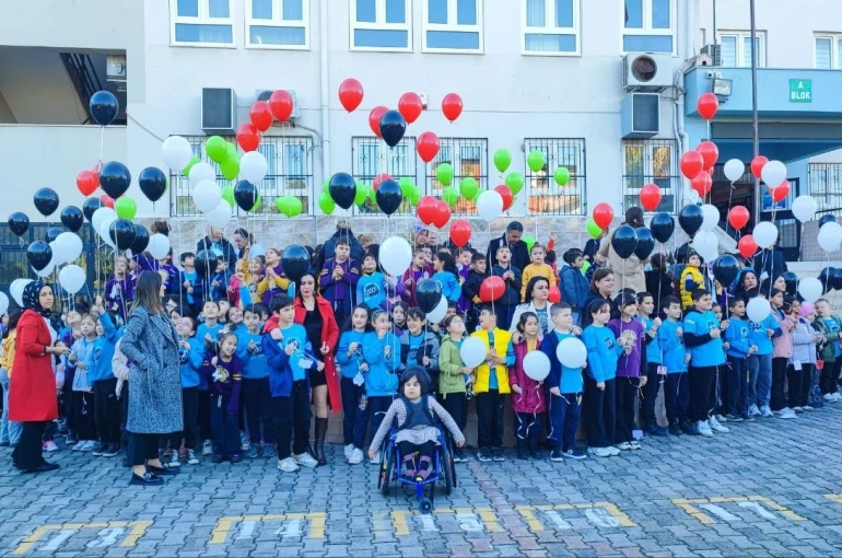 Öğrenciler Gazzeli çocuklar için balonları gökyüzüne bıraktı