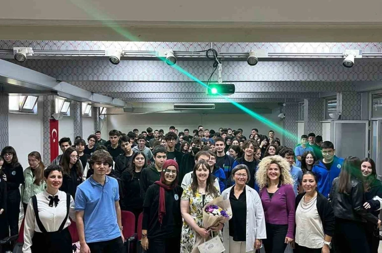 Öğrenciler için çifte kazanım: Hem bilim hem İngilizce pratiği 