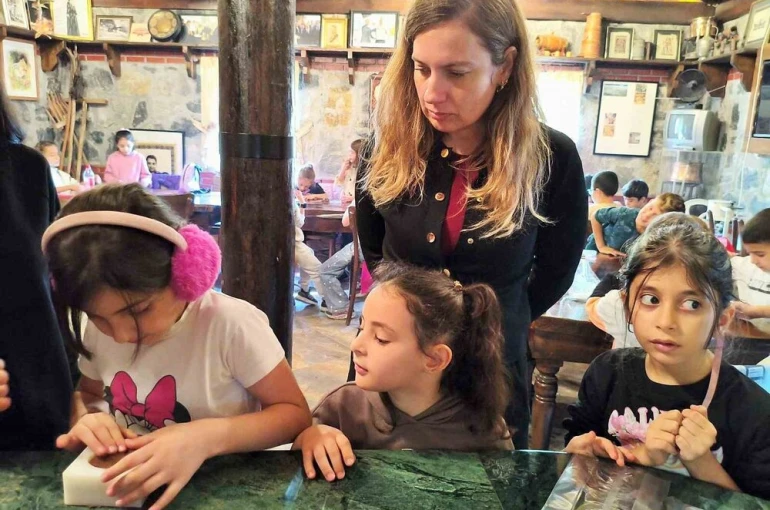 Öğrenciler kestane şekeri üretimini yerinde gözlemledi 