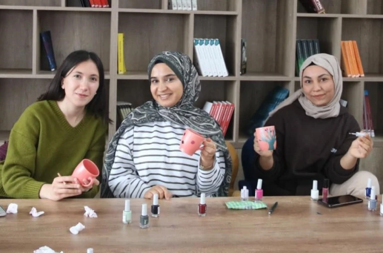 Öğrenciler kupa boyama etkinliğinde bir araya geldi