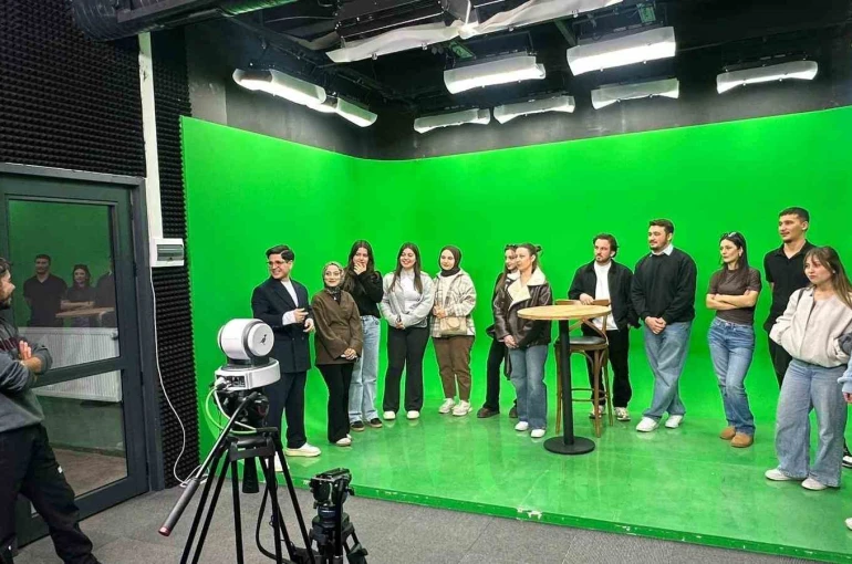 Öğrenciler program yapımını stüdyoda deneyimliyor 