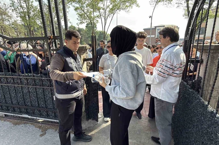 Öğrenciler sıralarda, veliler ise okulun çevresinde ter dökmeye başladı