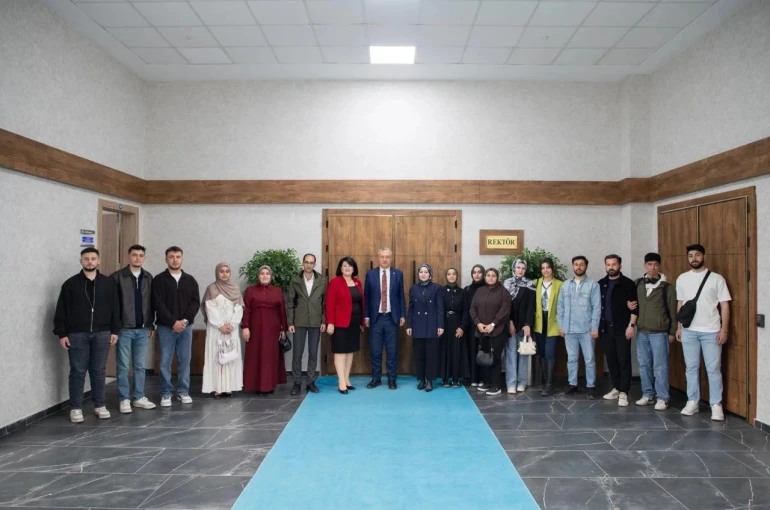 Öğrenciler vakıf eserleri deneyimlerini rektörle paylaştı 