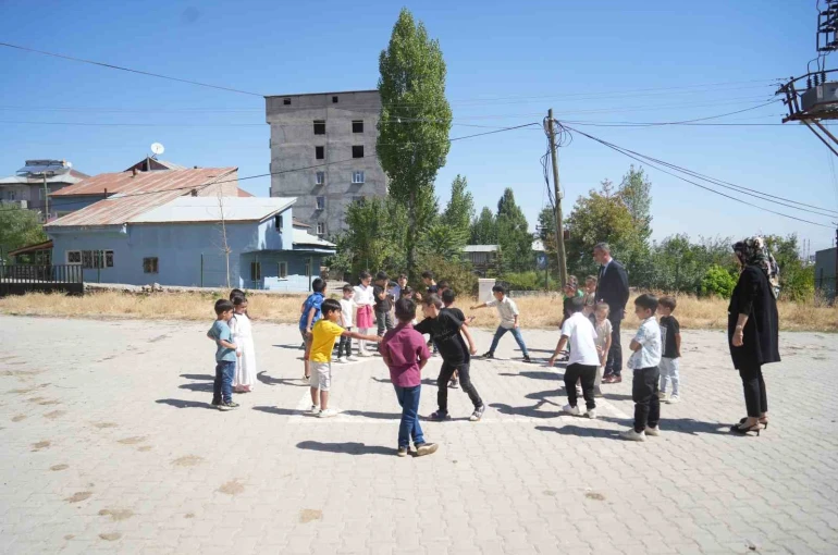 Öğrenciler zil sesi olmadan teneffüse çıktı 