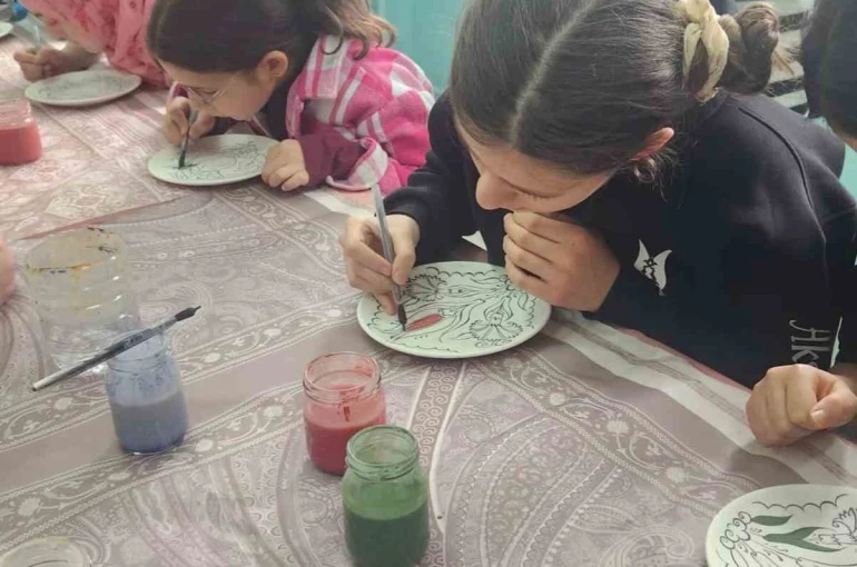 Öğrencilerden çini boyama etkinliği 
