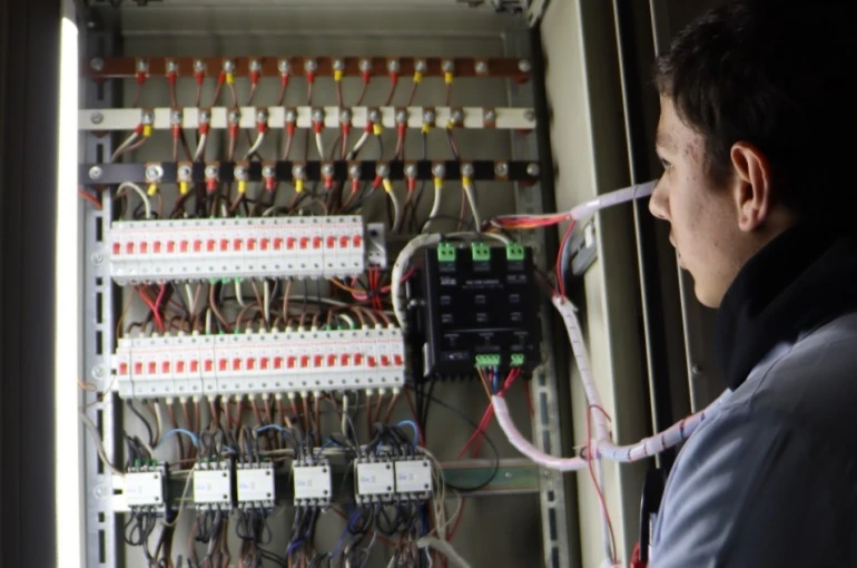 Öğrencilerden enerji tasarrufu sağlayan sistem