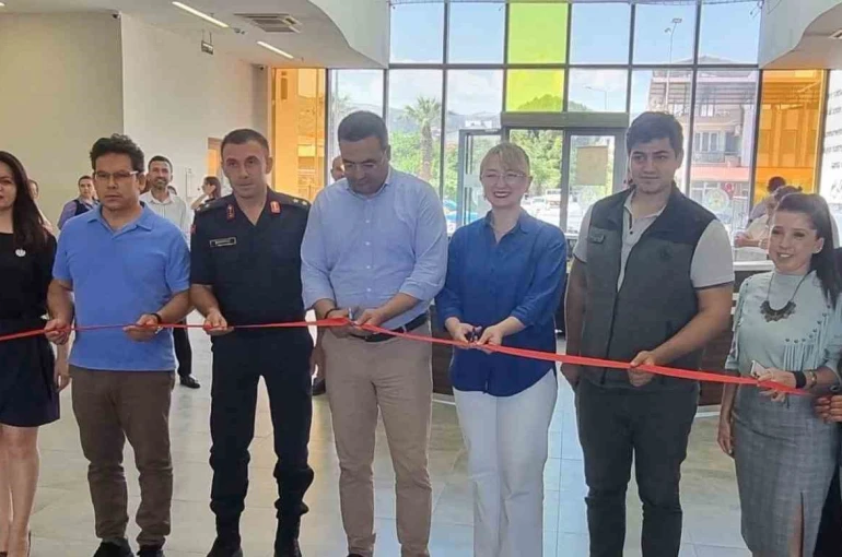 Öğrencilerden muhteşem sergi ve tiyatro gösterisi 
