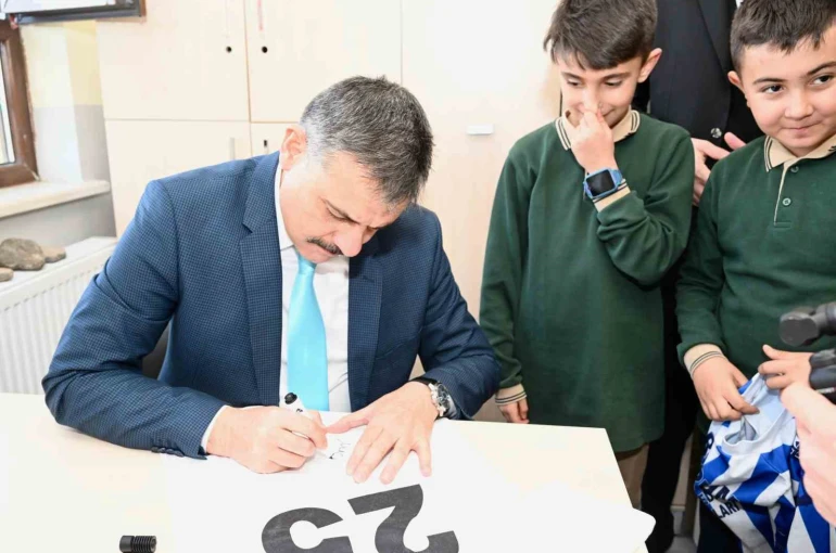 Öğrencilerden Vali Çiftçi’ye forma imzalatma sürprizi 