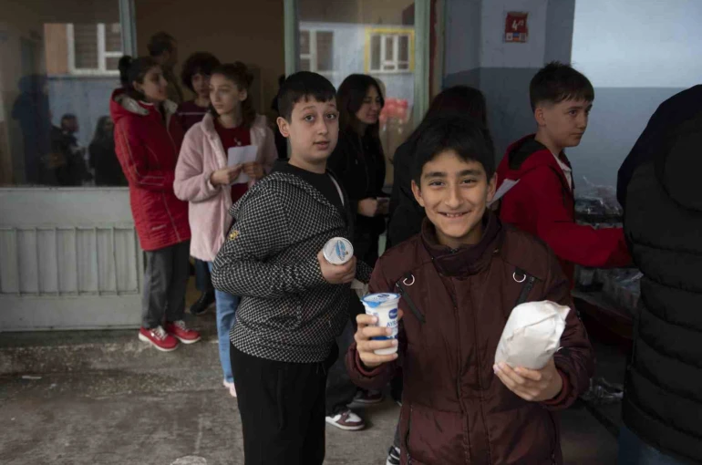 Öğrencilere 23 Nisan’da döner ikramı 