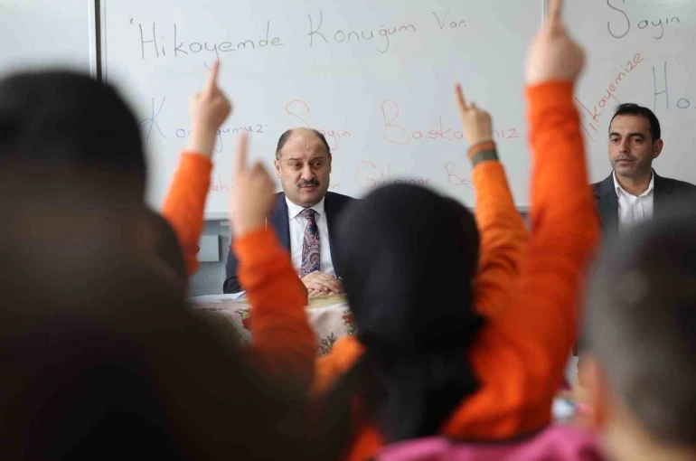 Öğrencilere kendi hikayesini anlattı 