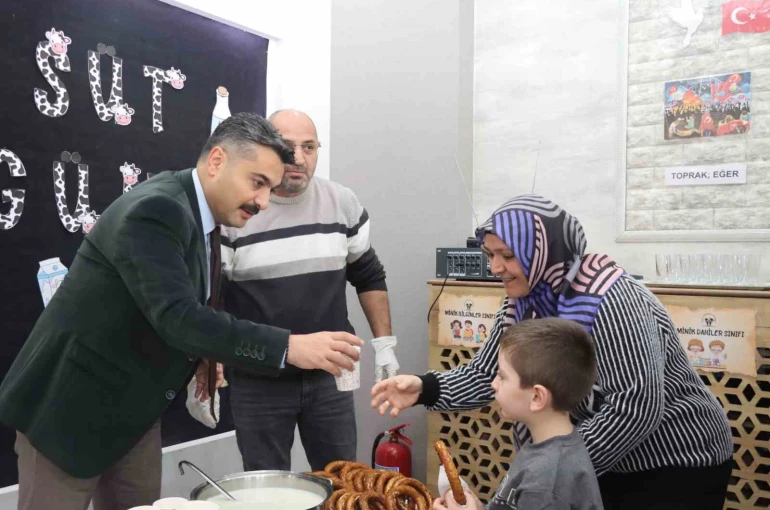 Öğrencilere süt ve simit ikramı 