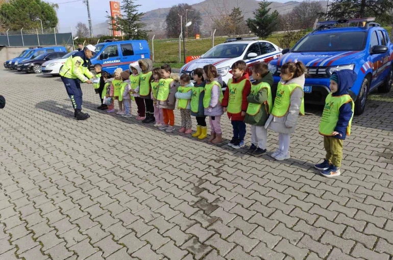 Öğrencilere temel trafik eğitimi verildi 