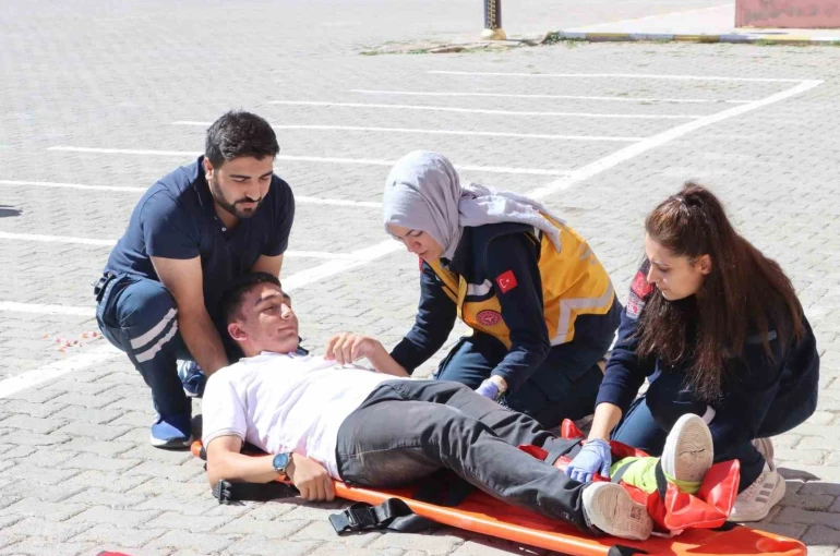 Öğrencilere uygulamalı ilk yardım eğitimi verildi