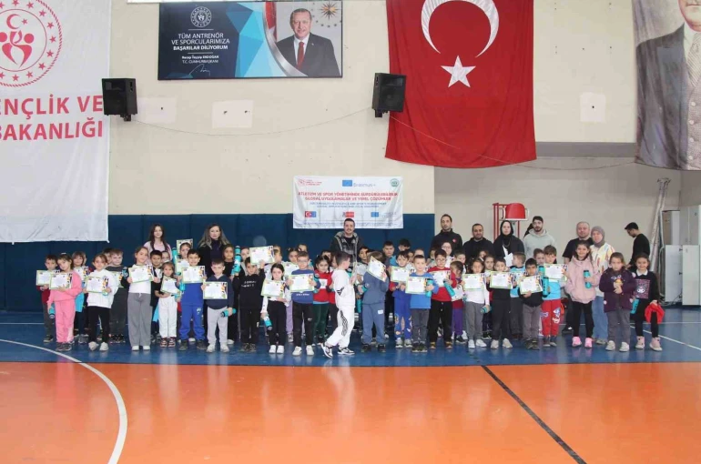 Öğrencilere uygulamalı temel atletizm etkinliği 