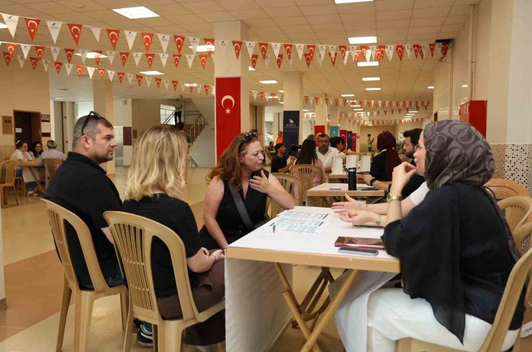 Öğrencilere yol göstermeye devam ediyor 