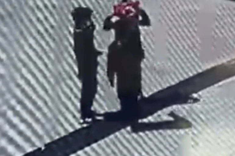 Öğrencilerin duygulandıran bayrak hassasiyeti: Düşen bayrağı yerden alıp öptü 