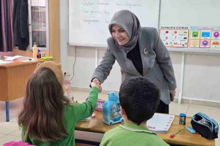 Öğrencilerle bayrak temalı derste buluştu