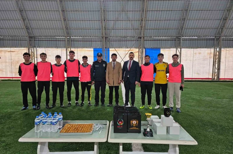 Öğrencilerle halı sahada maç yapan polis, terör örgütleri konusunda bilgilendirdi 