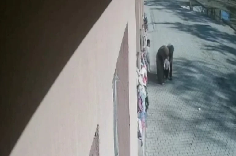 Öğrencisinin boğazına kaçan şekeri heimlich manevrasıyla çıkardı