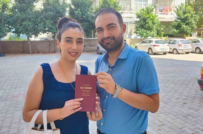 Öğretmen çift, dolmuşu gelin arabası yaptı 