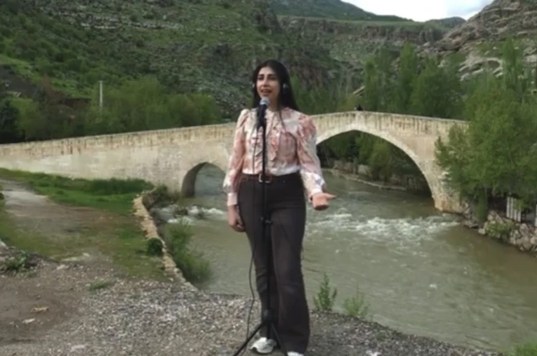 Öğretmen ve öğrenciler Çermik için çalıp söyledi 