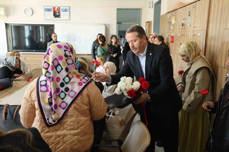 Öğretmenler 81 ilde bayraklarla ders başı yaptı 